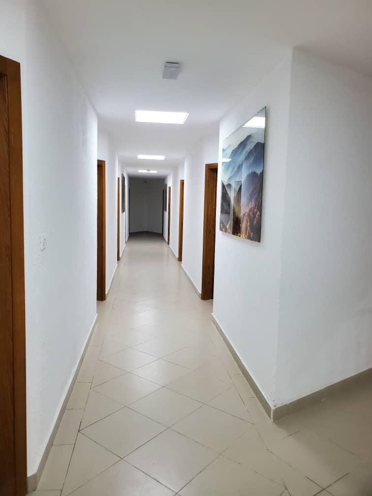 Couloir avec carrelage posé en diagonale