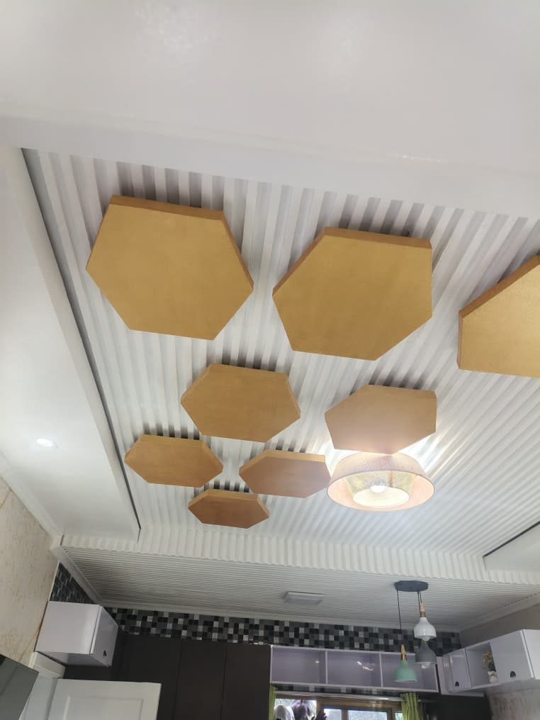 Faux plafond avec caissons hexagonaux dorés